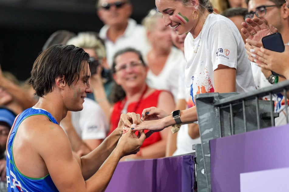 Alessandro Ossola (36, l.) hält um die Hand seiner Freundin Arianna Mandaradoni an.