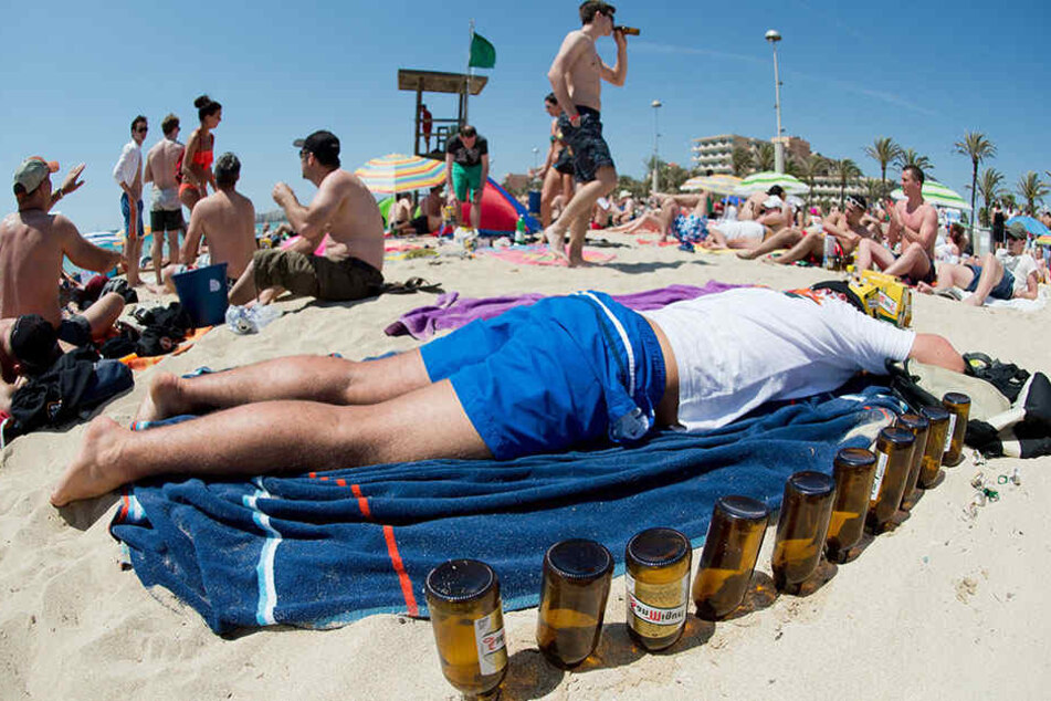 Besoffen am Strand: Kein seltenes Bild von Deutschen auf der Partyinsel.