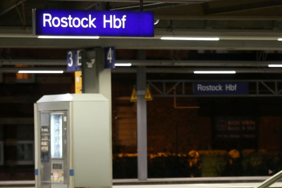 Die Frau bat am Rostocker Hauptbahnhof um Hilfe.