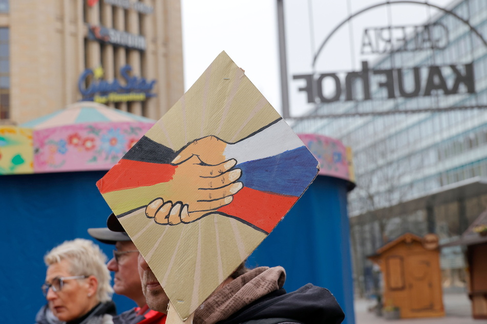 Umstrittenes Plakat: Ein deutscher und ein russischer Arm geben sich die Hände.
