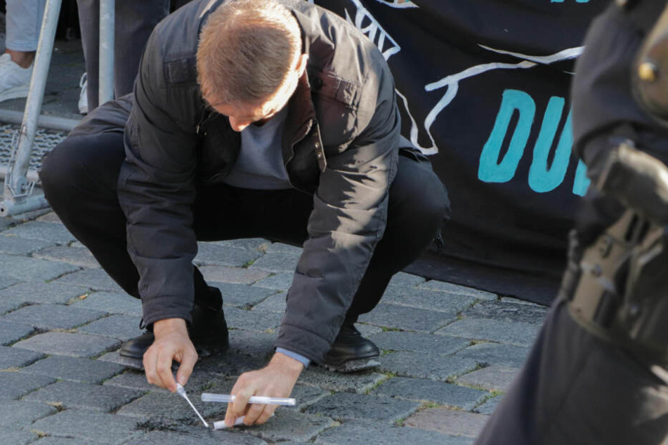 Pegida-Anhänger schmeißen übel riechende Substanz auf Gegen-Demo
