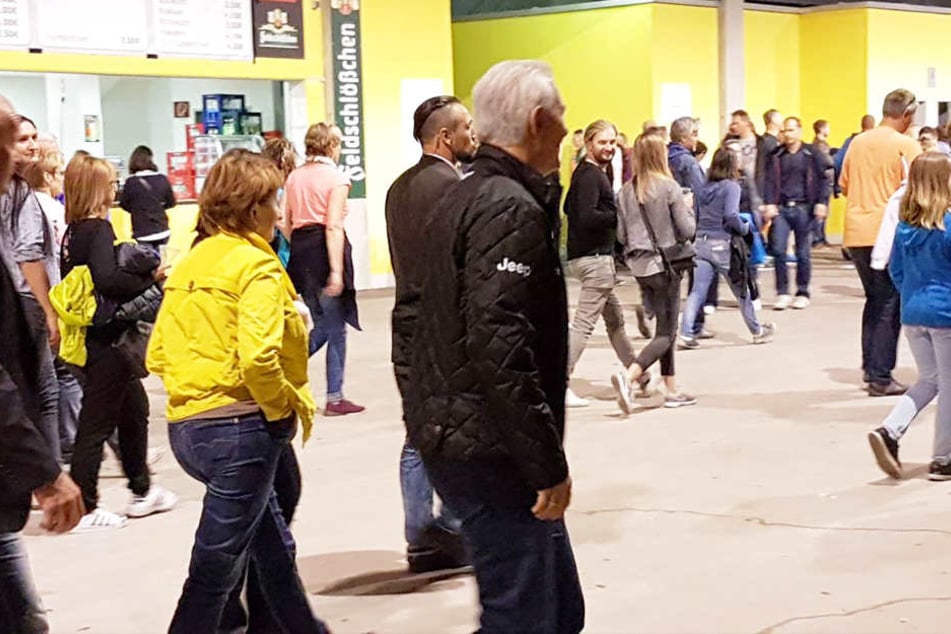Auch Ministerpräsident Stanislaw Tillich ließ sich die Mega-Show nicht entgehen. Hier verlässt er mit Tausenden anderen Fans das DDV-Stadion.