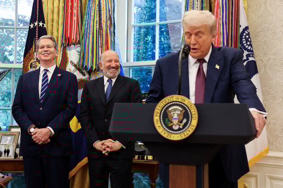 President Donald Trump (r.), Secretary of Commerce Howard Lutnick (c.), and Secretary of Treasury Scott Bessent (l.) met with Intel CEO Lip-Bu Tan.
