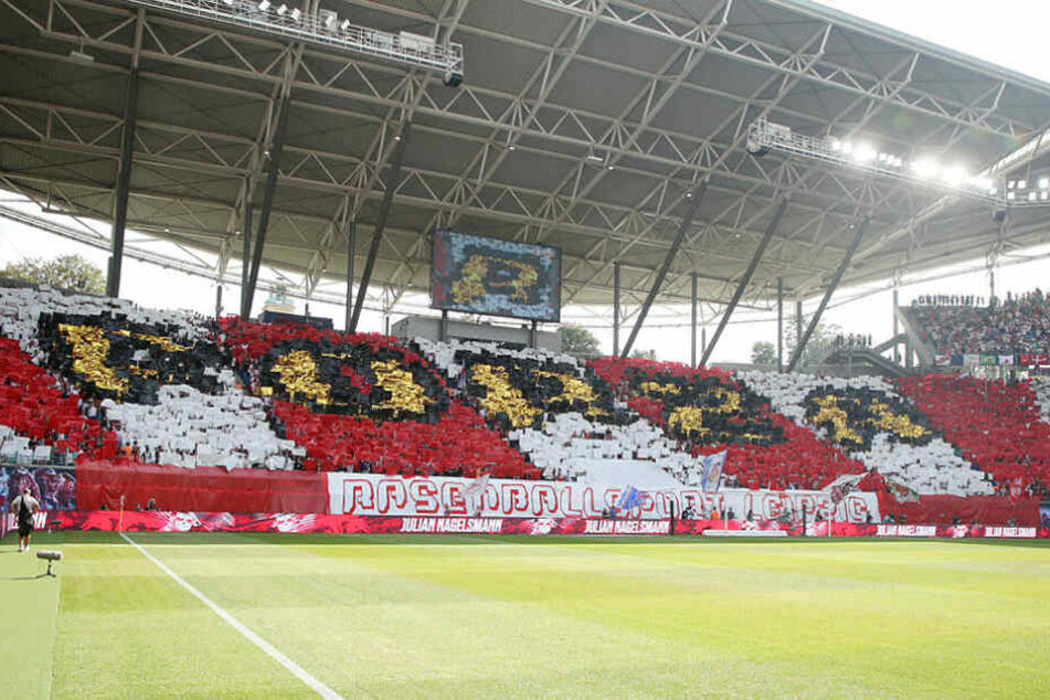 Zum Heimspiel-Auftakt zeigte der Fanblock eine rot-weiße Choreo mit "Forza Rasenballsport Leipzig"-Schriftzug.