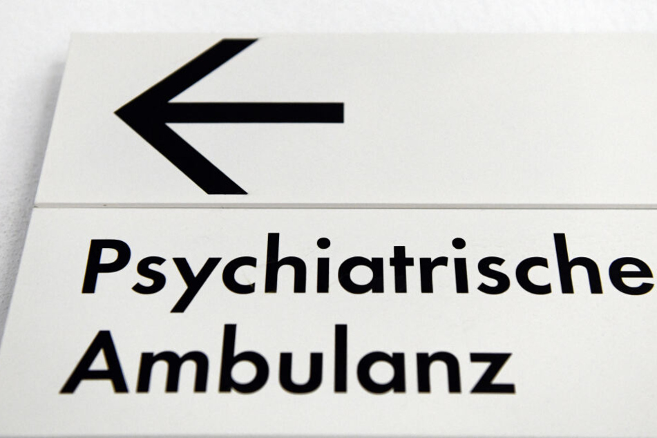 Das Gericht stuft die Frau als "Gefahr für die Allgemeinheit" ein und verweist sie auf unbestimmte Zeit in eine Psychiatrie. (Symbolbild)