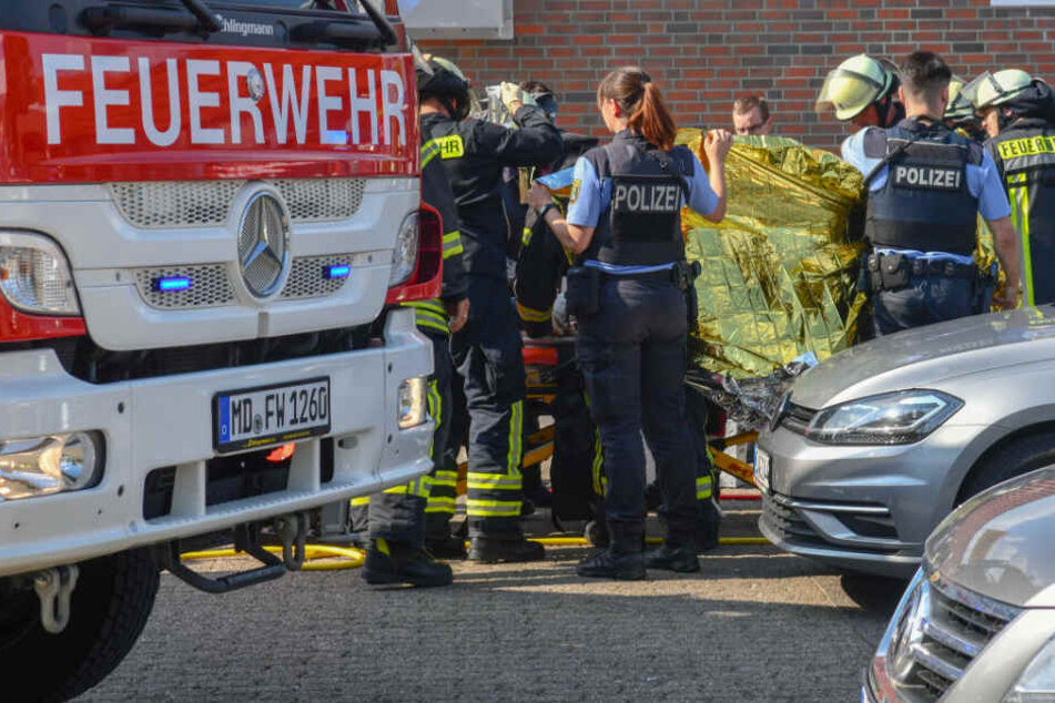 Rettungskräfte kümmerten sich um das schwerverletzte Kind.