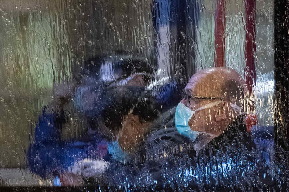Menschen werden mit Bussen in Quarantäne gefahren. (Symbolbild)