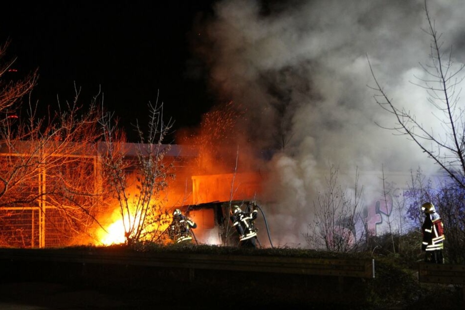 Als die Kameraden am Sonntagabend am Einsatzort in der Schomburgkstraße ankamen, stand der Transporter bereits in Vollbrand.