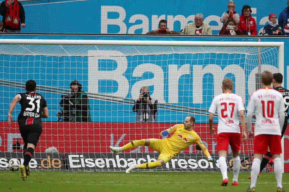 Kai Havertz (rechts, verdeckt) traf nach elf Minuten zur 1:0-Führung für Leverkusen.