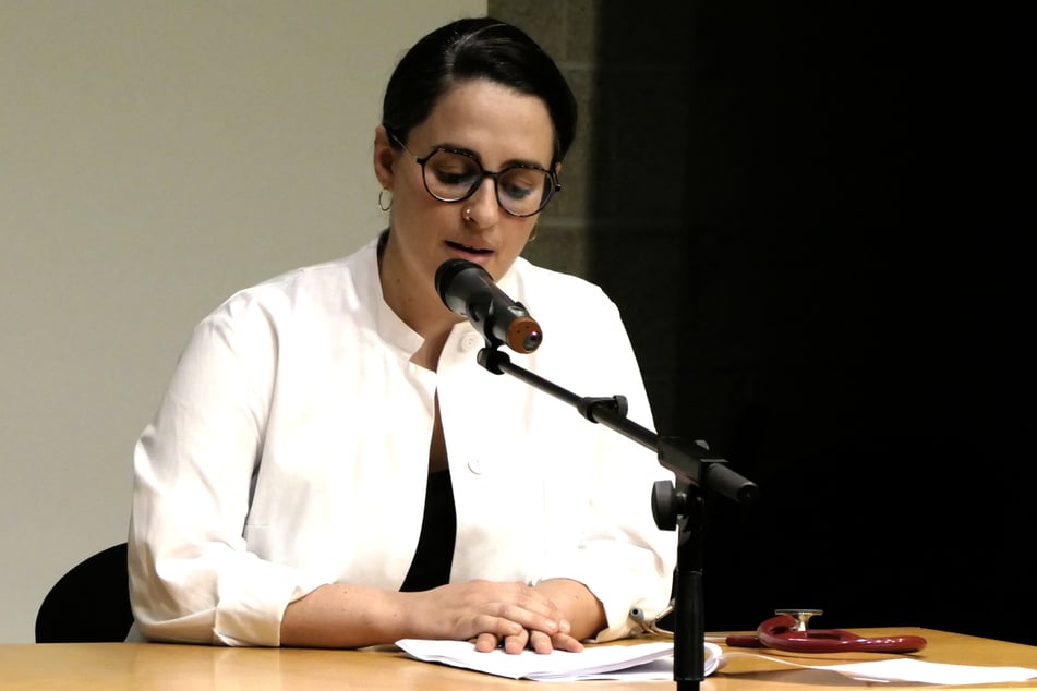 Kaltrina Gashi (31) angehende Ärztin setzt sich für das Thema Endometriose, eine Gebärmutterkrankheit, ein.