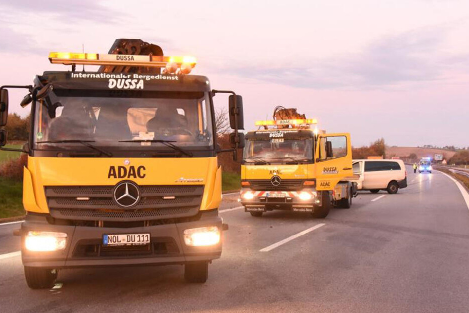 Die Einsatzkräfte waren bis circa 8.30 Uhr an der Unfallstelle mit den Bergungsarbeiten beschäftigt.