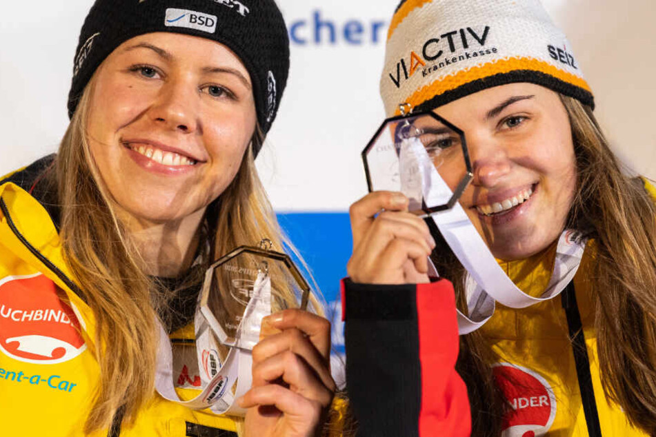 Kim Kalicki (r.) und ihre Anschieberin Kira Lipperheide freuten sich über WM-Silber.