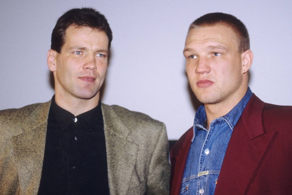 Maske im Jahr 1995 zusammen mit dem Schwergewichtsboxer Axel Schulz (heute 54, r.).