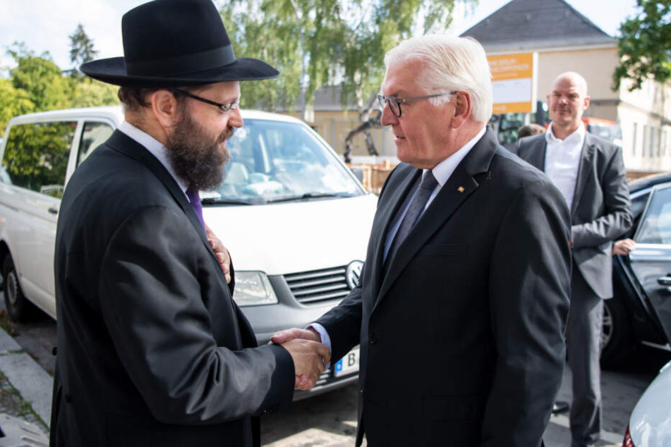 Bundespräsident Frank-Walter Steinmeier (r) trifft sich mit Yehuda Teichtal, Rabbiner der Jüdischen Gemeinde zu Berlin, in dessen Haus zu einem Gespräch.