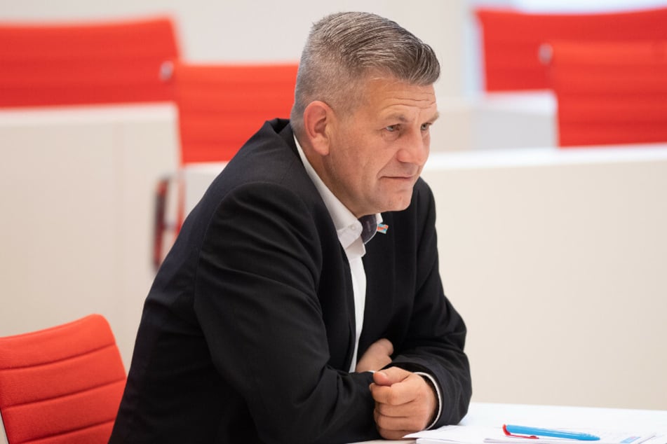 Der AfD-Landtagsabgeordnete Daniel Freiherr von Lützow (46) soll während einer illegalen Feier im Dezember mehrfach Polizisten bedroht haben.