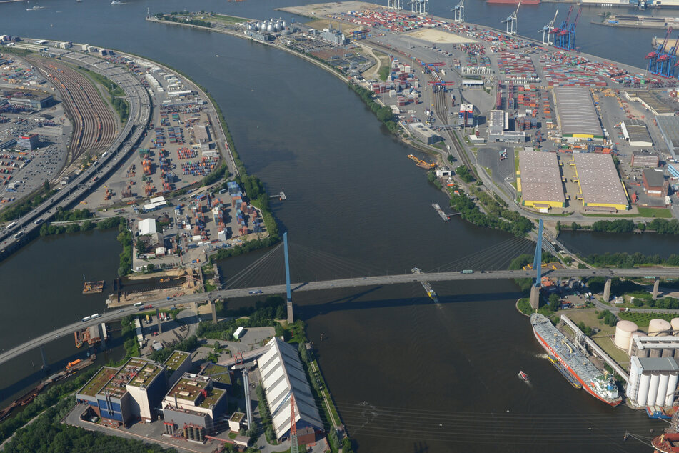 Die Köhlbrandbrücke (vorn) ist im Hafen zu sehen.