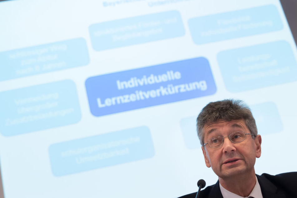 Kulturminister Michael Piazolo (Freie Wähler) stellt das Konzert der "Überholspur" dar.