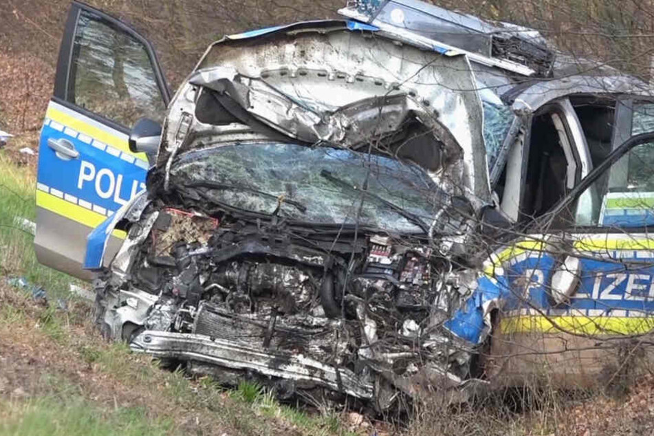 Das Foto zeigt das Wrack des Streifenwagens. Drei Polizisten wurden bei dem Crash schwer verletzt.
