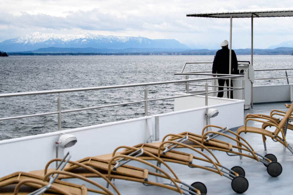 Kapitän Franz Eisele steuert das Fahrgastschiff MS Seeshaupt während der ersten Fahrt der Saison über den Starnberger See.
