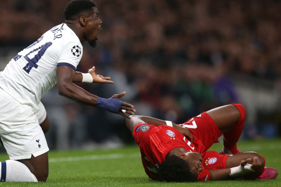 David Alaba (r.) liegt nach einem Zweikampf mit Tottenham Hotspurs Serge Aurier (l.) verletzt am Boden.