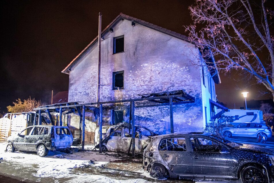 Drei Autos, ein Carport und ein Haus wurden bei dem Feuer in Wesseling teils komplett zerstört.