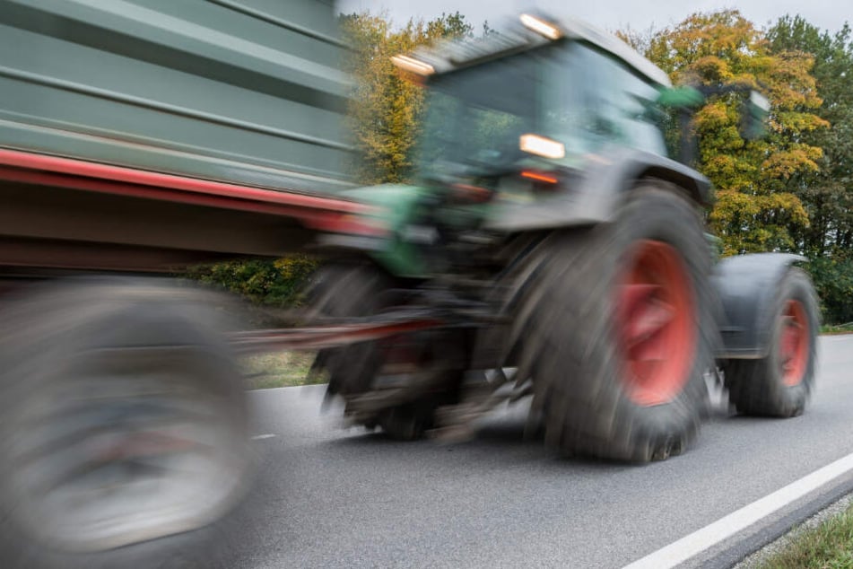 Ein Landwirt wurde bei einem Verkehrsunfall mit seinem Traktor verletzt. (Symbolbild)