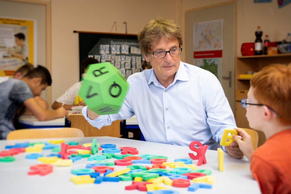 Joe Kennedy arbeitet mit Schülern.