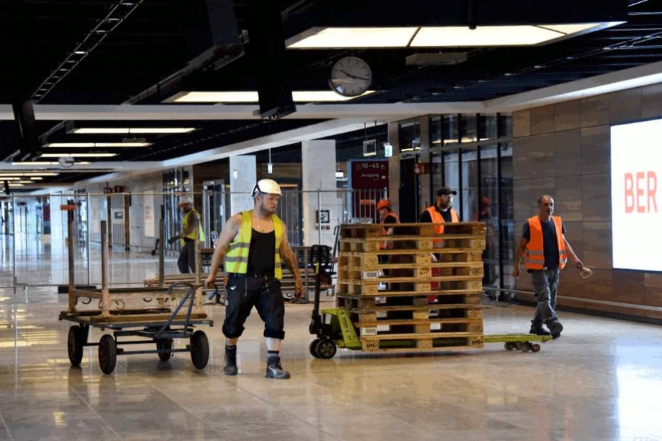 Arbeiter auf der Baustelle des BER.