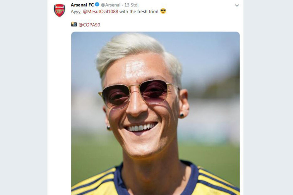Der Ex-Nationalspieler überrascht mit wasserstoffblondem Schopf.