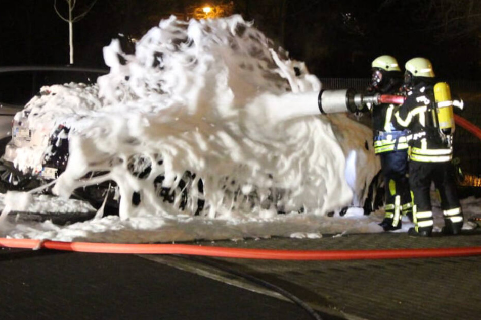 Zeugen beobachteten den 36-Jährigen und alarmierten die Feuerwehr. Die Kameraden löschten den Brand. (Symbolbild)