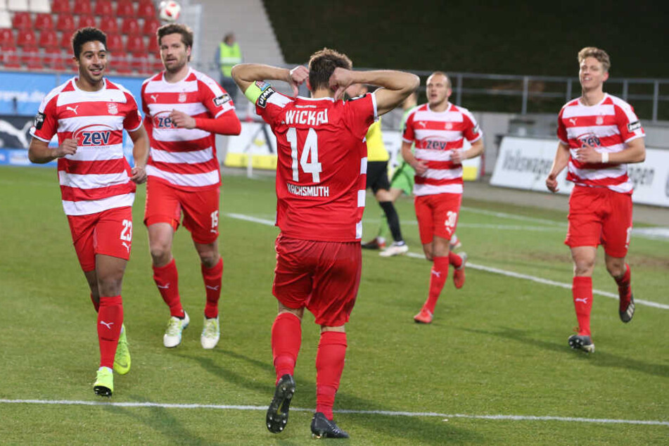 Toni Wachsmuth feiert seinen Treffer zum 1:0.