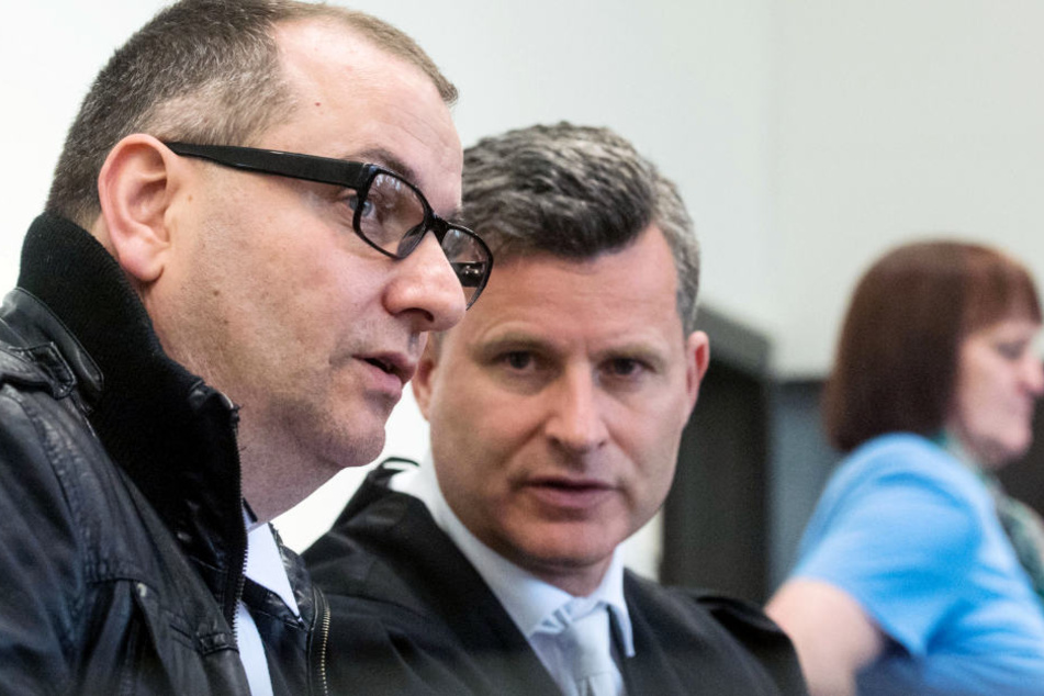 Detlef Binder (Mitte) vertritt Wilfried W. (48, links) vorm Gericht. Die Ex-Frau des 48-Jährigen, Angelika W. (rechts, 49), ist ebenfalls angeklagt.