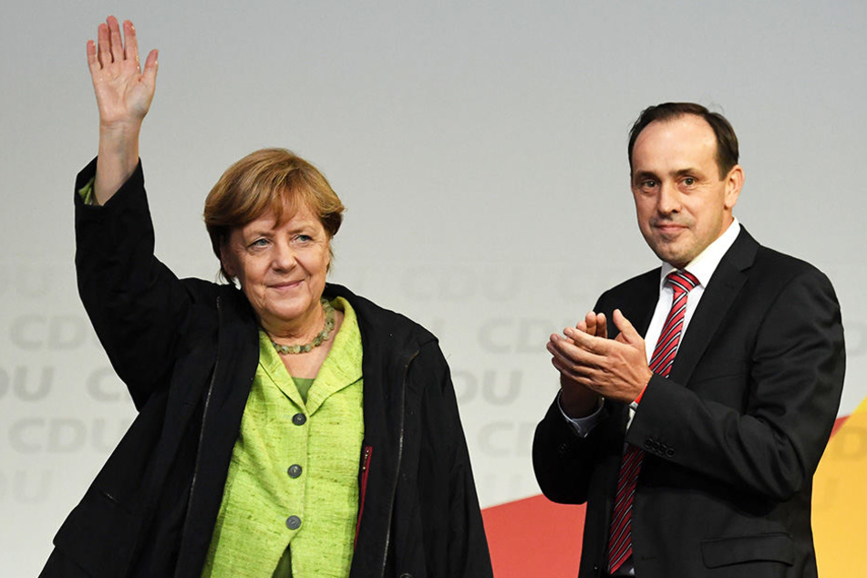 Bundeskanzlerin Angela Merkel (CDU) auf dem Marktplatz in Finsterwalde (Brandenburg) während einer Wahlkampfveranstaltung der CDU, rechts steht der brandenburgische CDU-Vorsitzende Ingo Senftleben.