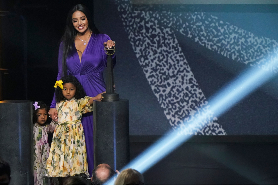 Vanessa Bryant (39) hält ihre Töchter Capri und Bianka an den Händen, als sie die Bühne mit der "2020 Basketball Hall of Fame"-Trophäe ihres verstorbenen Mannes Kobe Bryant (†41) verlässt.