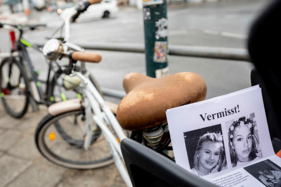 Flugblätter mit Bildern der vermissten Rebecca liegen auf einem Fahrrad.