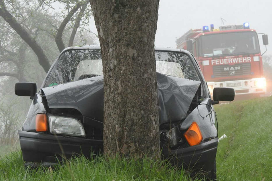 Der 19-Jährige prallte aus noch ungeklärter Ursache gegen einen Baum.