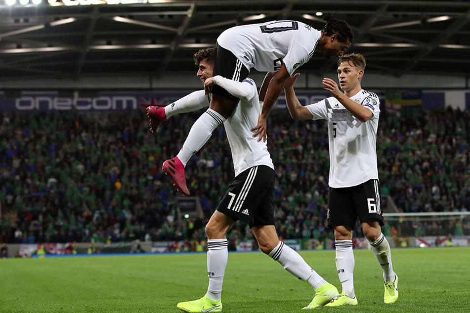 Bald auch Kollegen auf Vereinsebene? Kai Havertz bei der Nationalmannschaft mit Serge Gnabry und Joshua Kimmich vom FC Bayern München.
