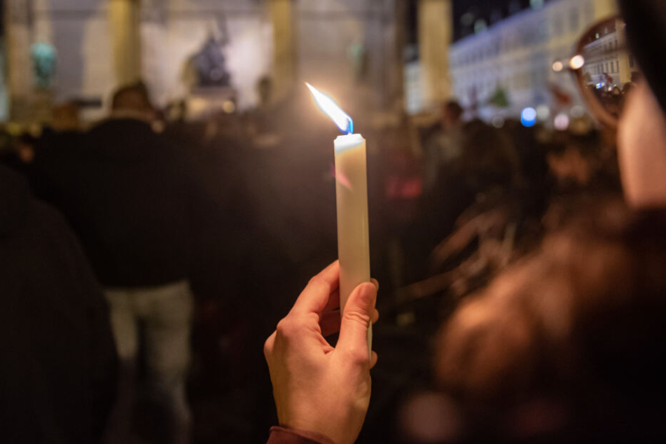 Viele Menschen kommen nach der schrecklichen Tat in Hanau in München zusammen.