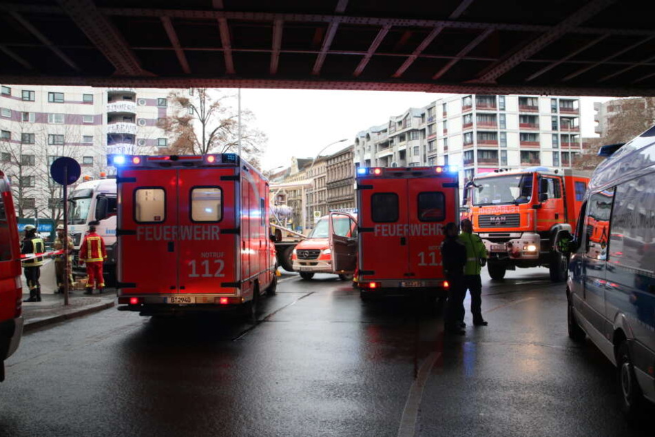Eine Radfahrerin ist bei einem Unfall mit einem Lkw in Berlin ums Leben gekommen.