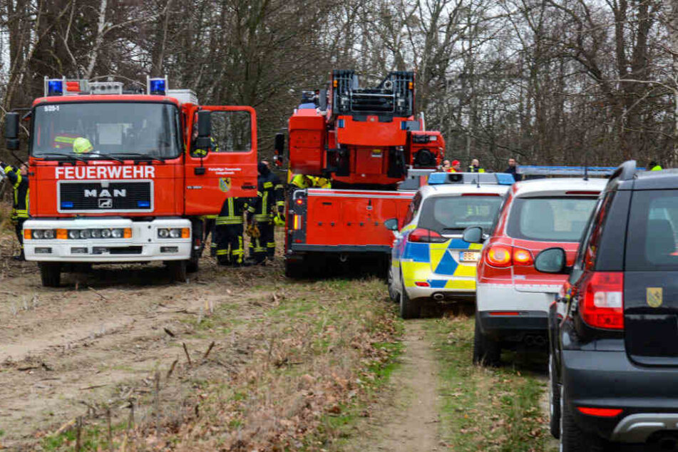 Polizei und Feuerwehr bei der Unfallstelle.