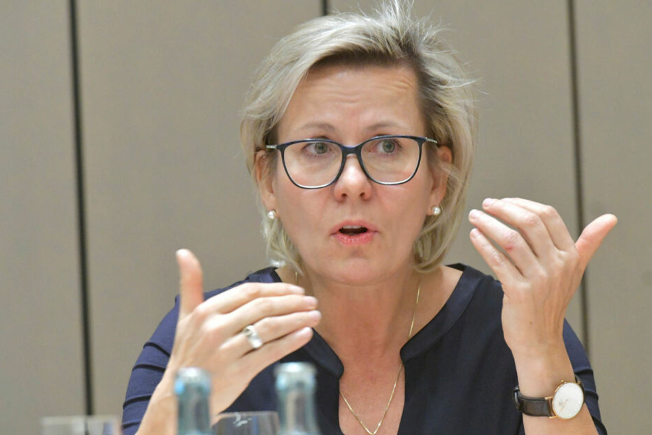 Der Hebammenverband und die Grünen werfen Sachsens Sozialministerin Barbara Klepsch (53, CDU) Untätigkeit vor.