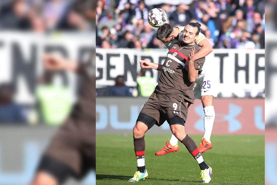 Dominik Wydra (hint.) bot gegen den FC St. Pauli eine ganz starke Leistung, gewann fast u.a. jedes Kopfballduell. Hier setzt er sich gegen Alexander Meier durch.