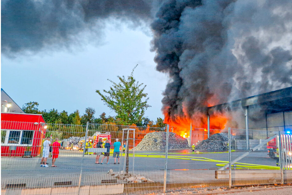Großeinsatz auf Recyclinghof: Müllberge in Flammen!