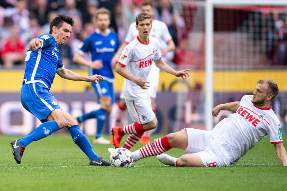 Darmstadts Christoph Moritz (l) und Kölns Johannes Geis und kämpfen um den Ball.