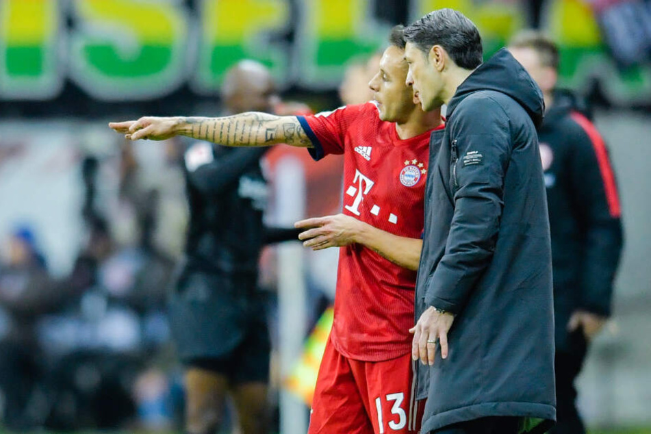 Niko Kovac (r) spricht während des Spiels gegen Eintracht Frankfurt im Dezember mit Rafinha.(Archivbild)
