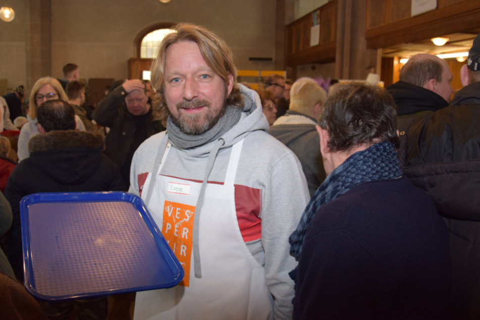 Mitten im Trubel steht VfB-Sportvorstand Sven Mislintat, der Essen und Trinken an die Tische bringt.