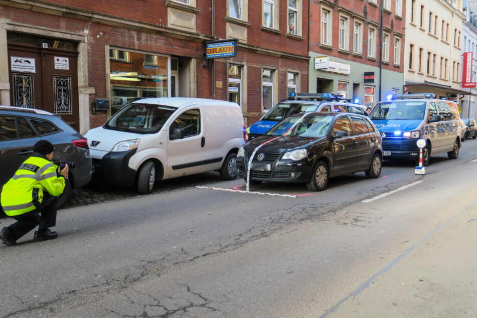 Ein VW erfasste einen Fußgänger in Aue.
