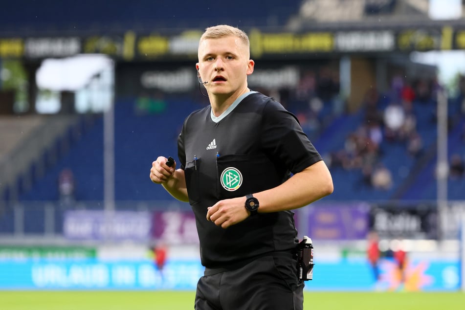 Schiedsrichter Timo Gansloweit (28) pfeift heute zum ersten Mal eine Partie im LEAG Energie Stadion.