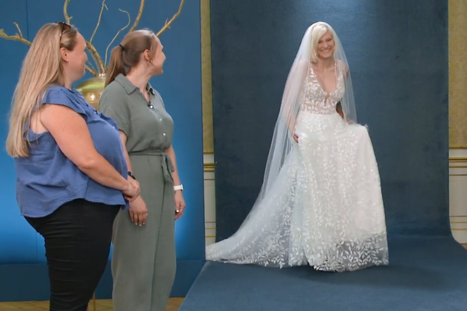 Die Braut entscheidet sich am Ende für eines von Sarahs Kleidern.