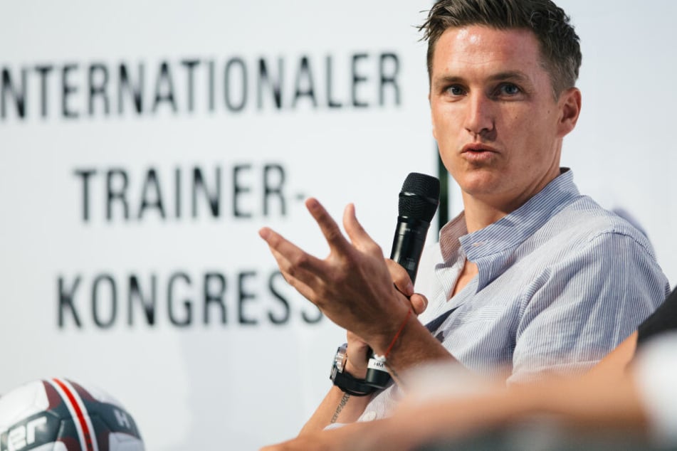Fussballtrainer Tobias Schweinsteiger sitzt auf dem Podium des Internationalen Trainer-Kongresses vom Bund Deutscher Fussball-Lehrer in Dresden.